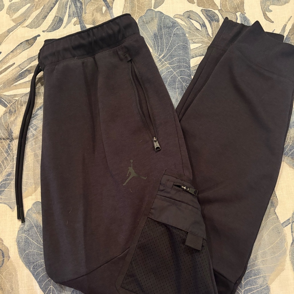 Men’s Nike Air Jordan joggers, size M